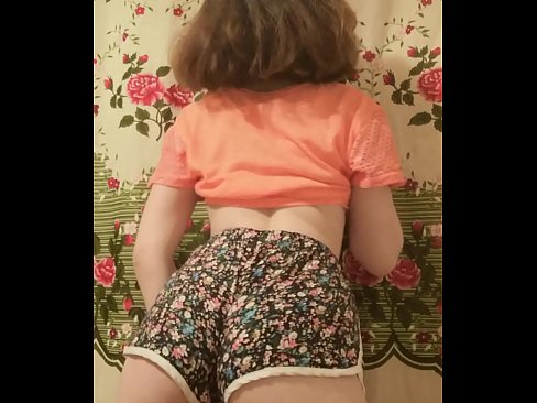 ❤️ Dhallaan yar oo sexy ah oo iska siibaysa surwaalka gaaban ee kamarada ❤ Porno Guri ️❤